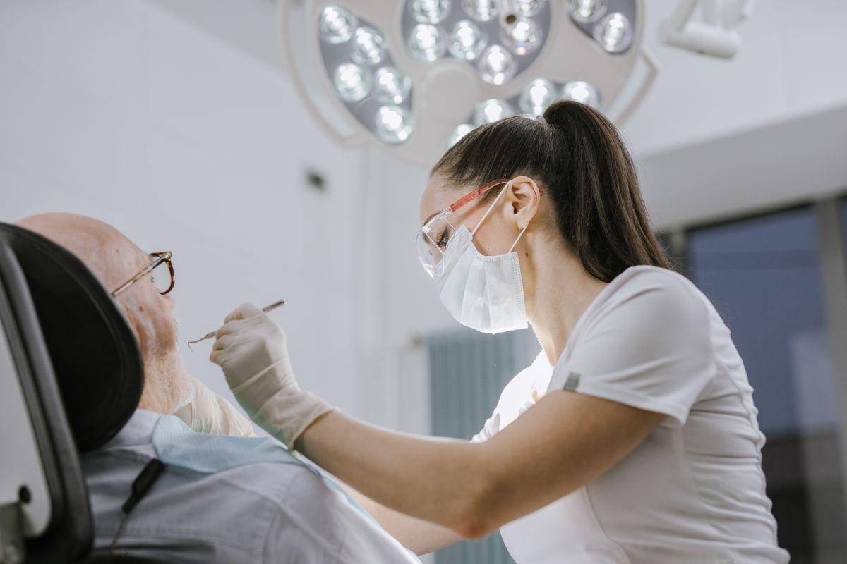 Tooth Extraction Recovery in Kitsilano: A Day by Day Aftercare Guide